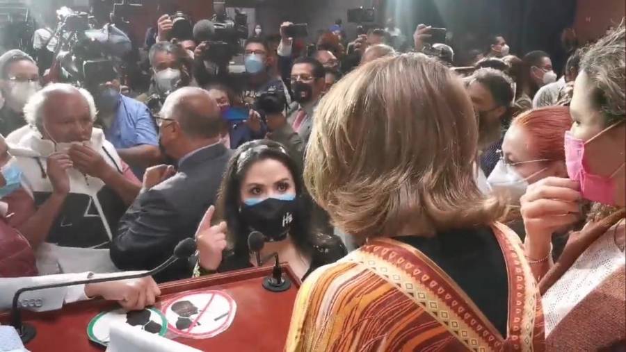 Trabajadores de la Cámara de Diputados, se manifiestan en el pleno y revientan sesión