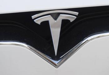 Trabajadoras demandan a Tesla por acoso sexual