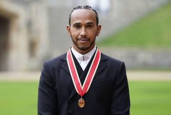 Lewis Hamilton recibe el t&iacute;tulo de Caballero en Windsor