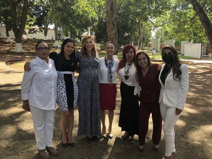 Claudia Sheinbaum se re&uacute;ne con gobernadoras morenistas