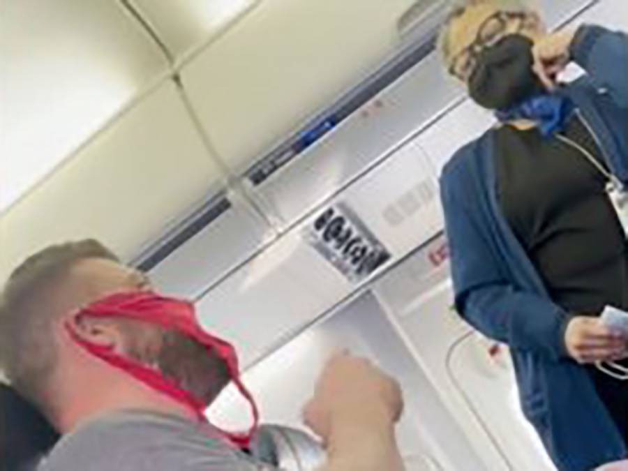 Por usar tanta como cubrebocas bajan de avión a pasajero en Florida