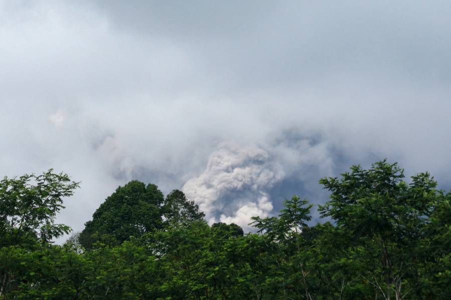 Nueva erupción del volcán Semeru en Indonesia interrumpe labores de rescate