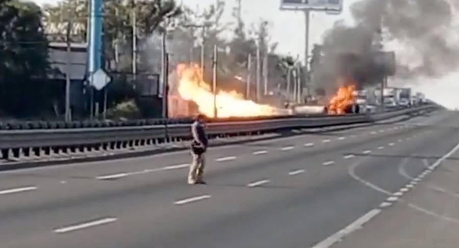 Pipa de gas LP vuelca sobre carretera León-Silao