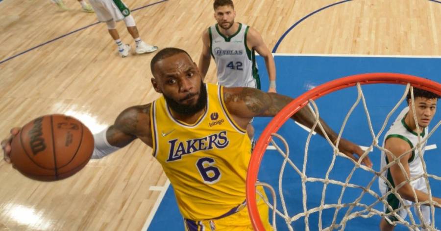 Lakers vencen a los Mavericks 107-104