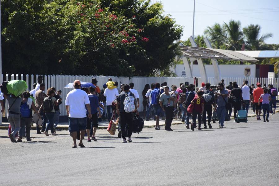 En Chiapas migrantes exigen documentos y transporte