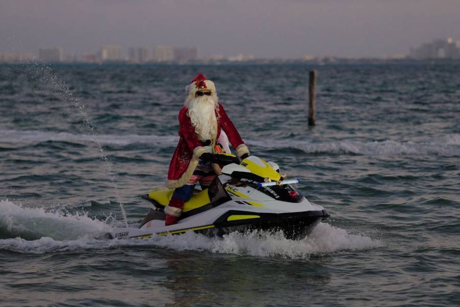 Santa Claus llega del mar a Cancún para festejar la Navidad