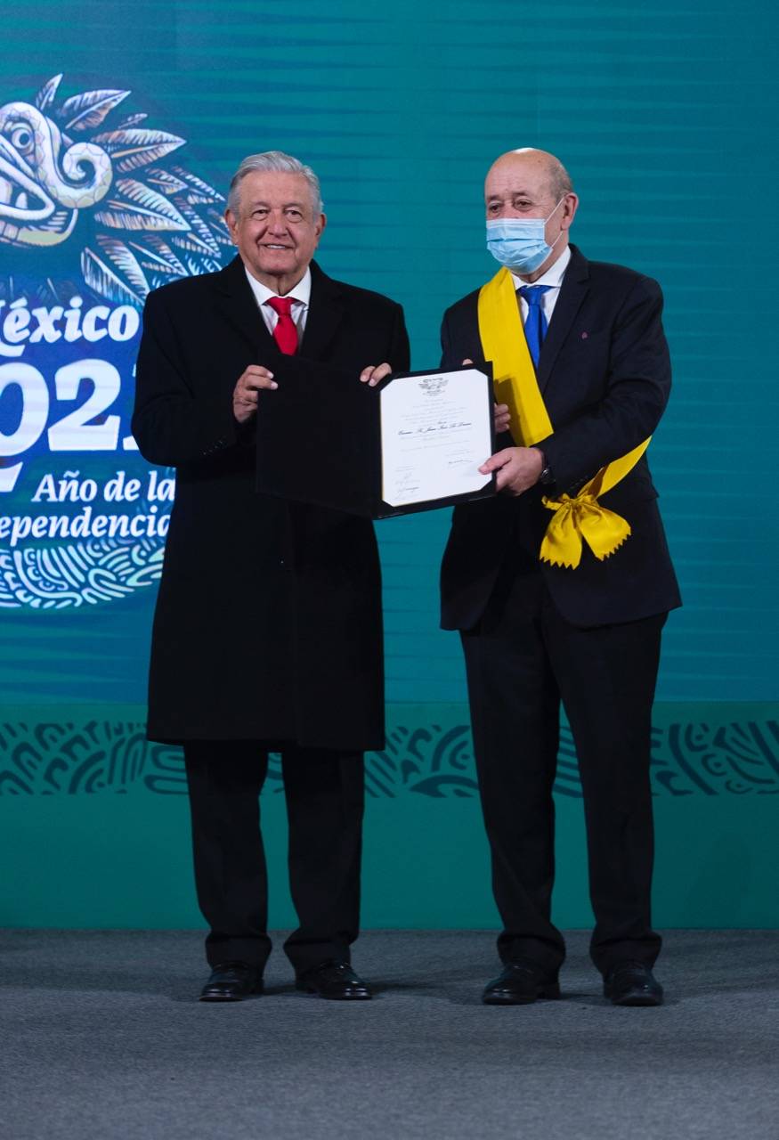 AMLO entrega la condecoración ‘Águila Azteca’ al canciller de Francia, Jean-Yves Le Drian
