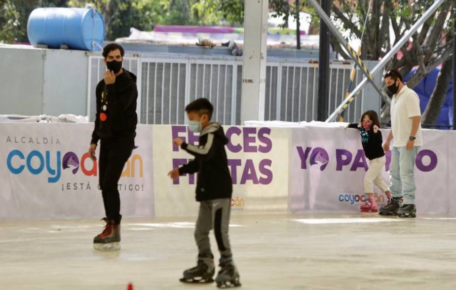 Inauguran en Coyoacán una pista de hielo
