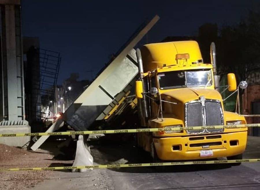 Cae pieza de Trolebús elevado en Iztapalapa; genera caos vial