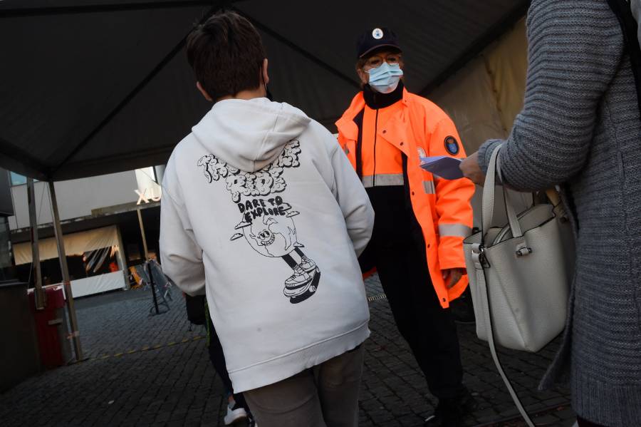 España impone de nuevo la mascarilla obligatoria en exteriores