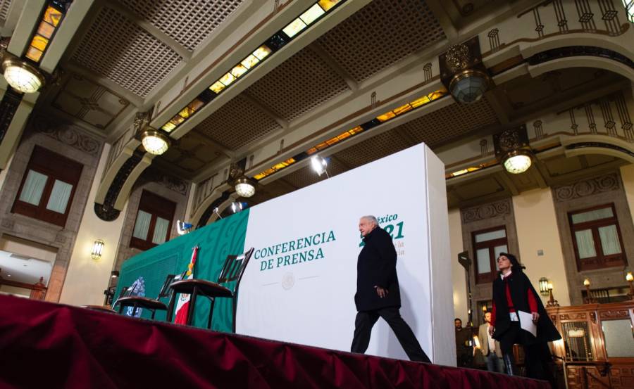 México aumentó su refinación de petróleo en 700 mil barriles diarios: AMLO