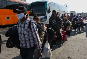 Caravana migrante sale de Ciudad de México hacia estados del norte