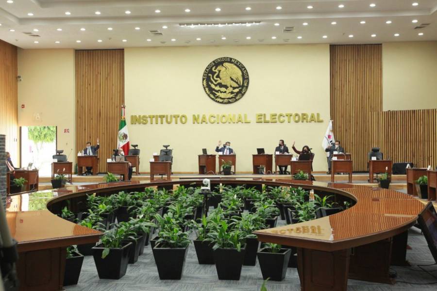 Presidente de Cámara de Diputados denuncia penalmente ante FGR a consejeros del INE