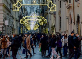 Italia hace obligatoria la mascarilla en exteriores