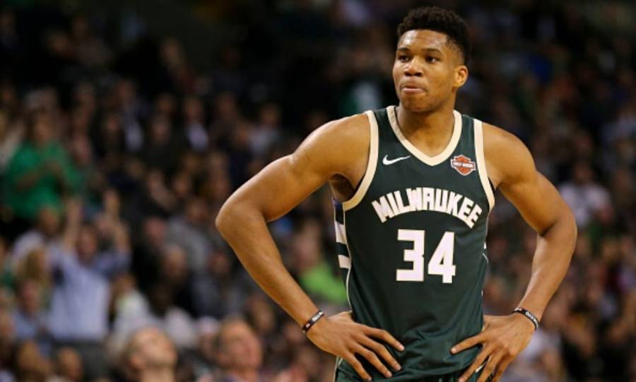 Antetokounmpo sale de cuarentena y podría jugar en Navidad