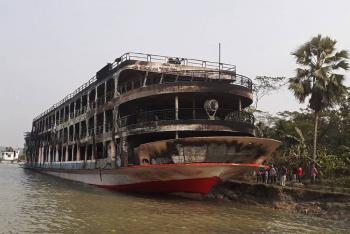 Mueren al menos 37 personas en el incendio de un ferri en Banglad&eacute;s