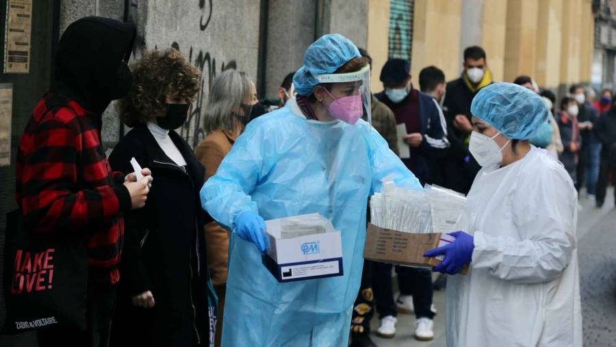Francia registra por primera vez más de 100,000 contagios diarios