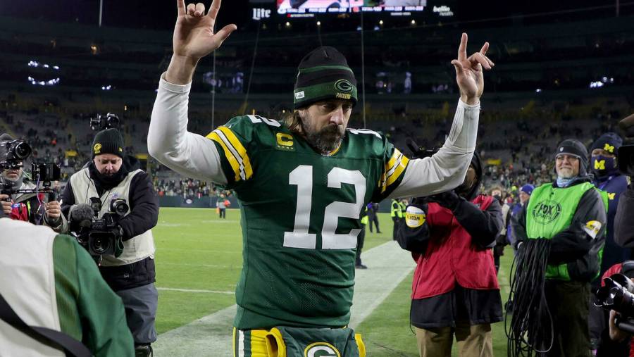 Aaron Rodgers se lleva victoria y récord ante los Browns