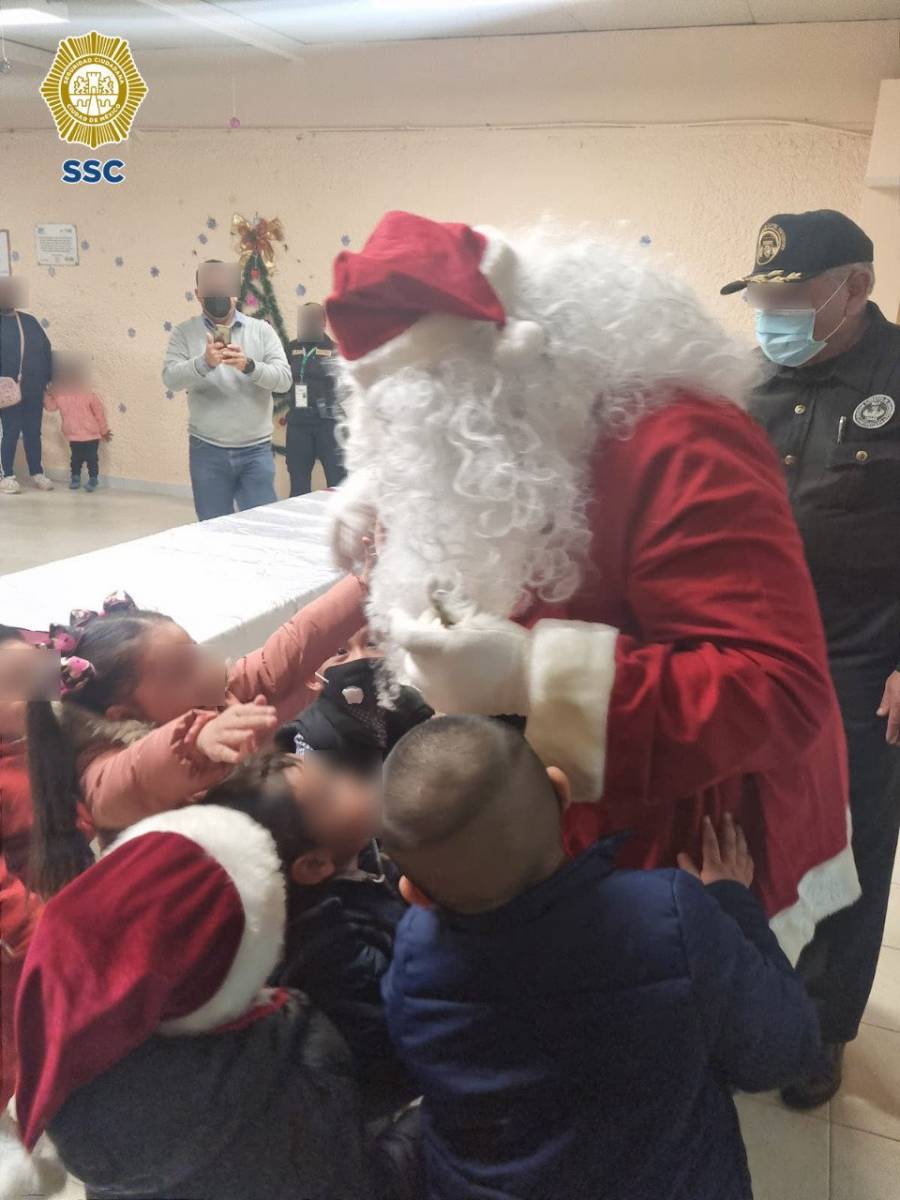 Santa Claus llevó la Navidad a menores en centro femenil de Santa Martha