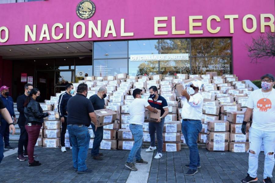 Organización entrega 3 millones de firmas al INE para la Revocación de Mandato
