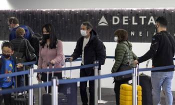 Casi 8 mil vuelos cancelados este fin de semana mientras &Oacute;micron se propaga por el mundo