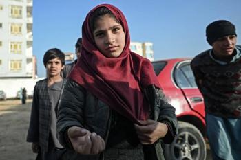 Talibanes proh&iacute;ben a mujeres viajar sin acompa&ntilde;ante