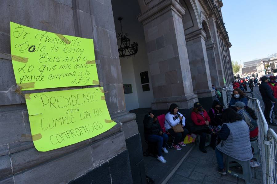 Trabajadores del ayuntamiento de Toluca toman edificios públicos tras adeudos