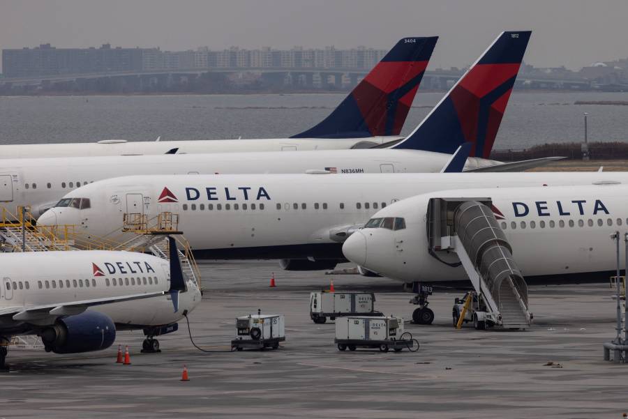 Vuelo de Delta que volaba a China, regresa por restricciones anticovid
