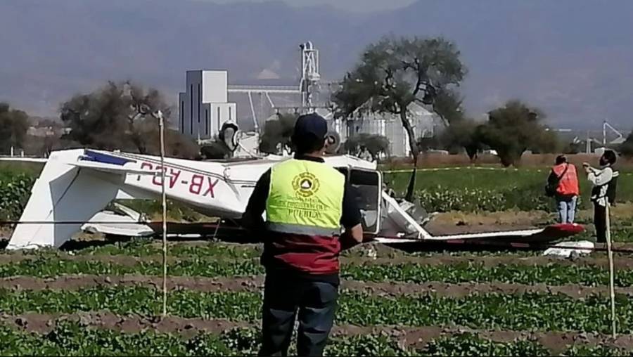 Dos lesionados deja desplome de avioneta en campos de cultivo en Puebla