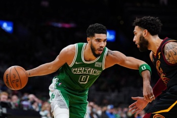 Tatum y dos entrenadores se unen a las bajas de la NBA por covid