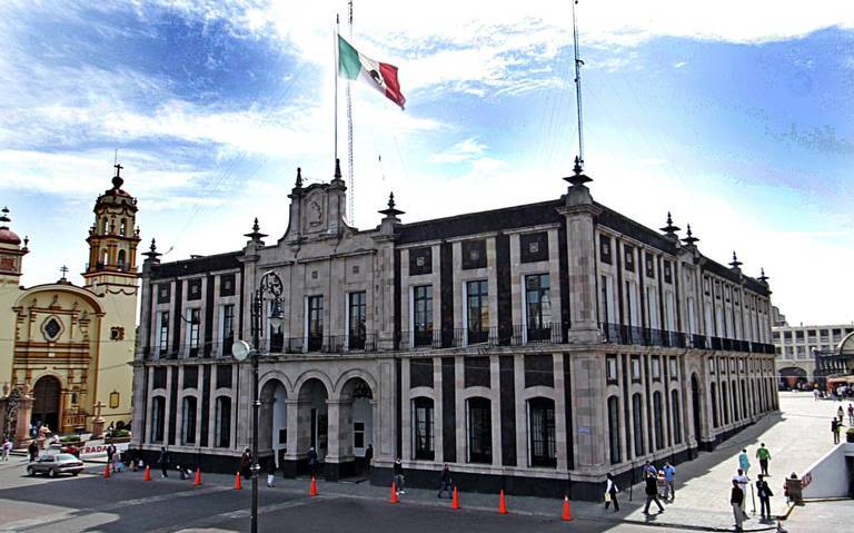 Empleados del ayuntamiento de Toluca toman edificios públicos por adeudos