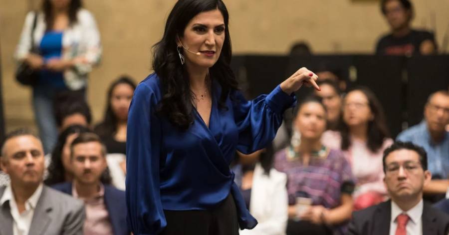 Kenia L&oacute;pez se lanz&oacute; contra los elogios del padre Solalinde