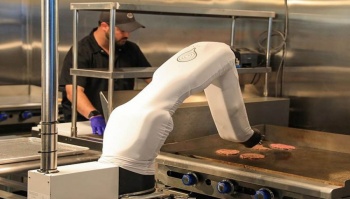 Una cadena de Israel empieza a vender hamburguesas preparadas por un robot