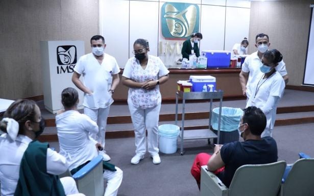 Avanza aplicación de vacuna de refuerzo contra COVID-19 a personal de salud del IMSS