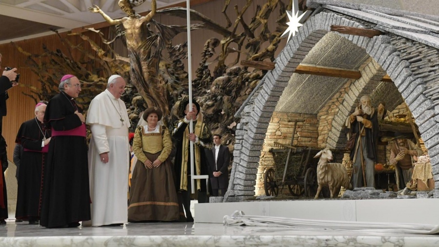 El papa cancel&oacute; tradicional visita de nochevieja al pesebre por temor al covid