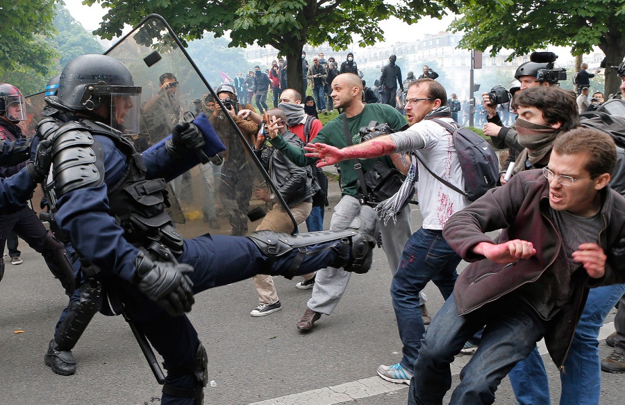 Enfrentamientos entre migrantes y policías en el norte de Francia
