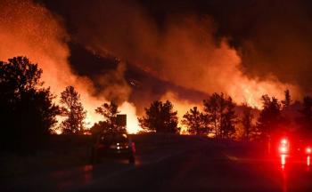 M&aacute;s de 500 casas arrasadas por incendio forestal en EEUU; llaman a miles a evacuar