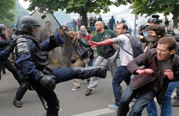 Enfrentamientos entre migrantes y polic&iacute;as en el norte de Francia