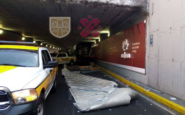 Tr&aacute;iler queda atorado en bajo puente de Viaducto