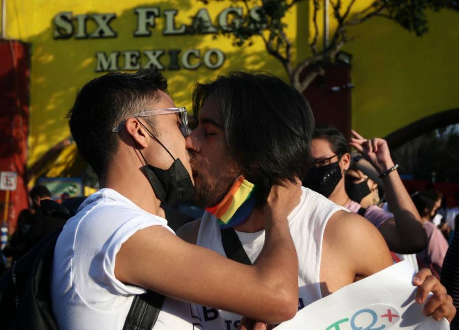 En Six Flags realizan besotón contra la homofobia