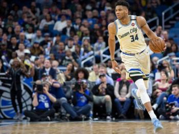 Los Bucks arrollan 136-118 a Orlando