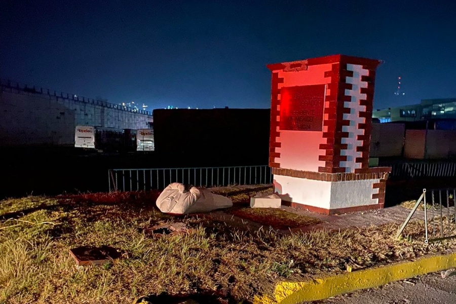 Derriban polémica estatua de AMLO en Atlacomulco