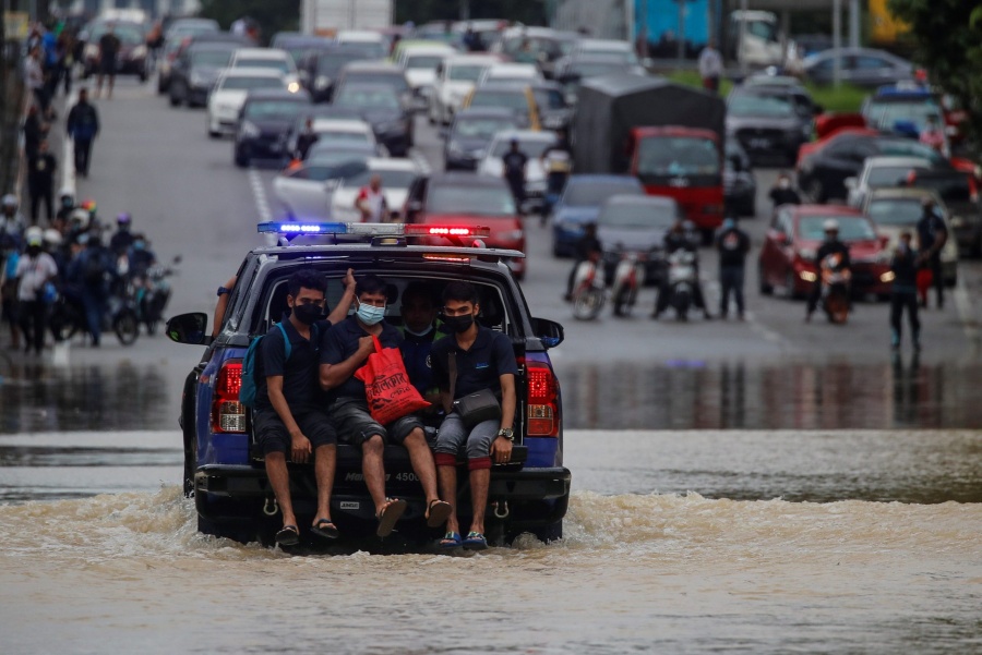 Miles de habitantes huyen de las graves inundaciones en Malaisia