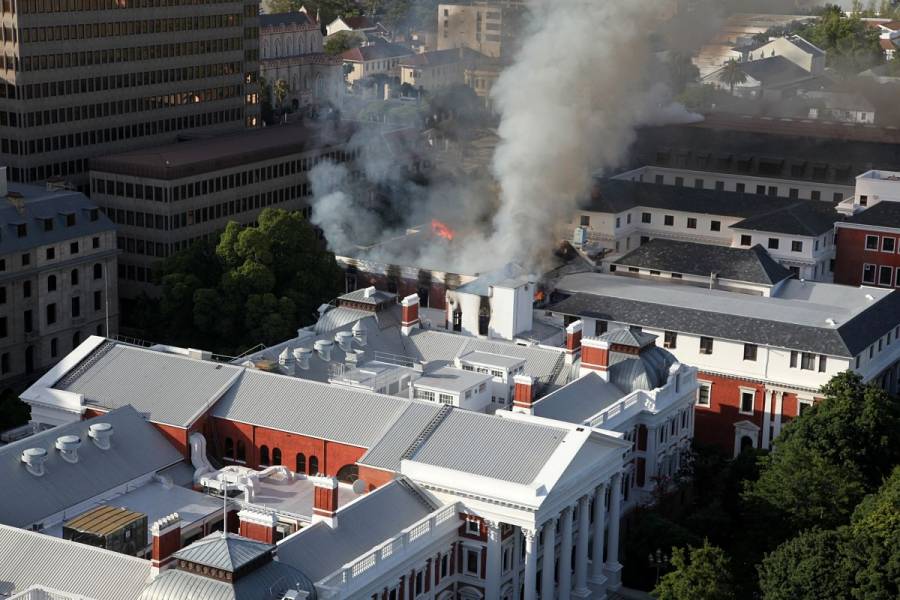 Un incendio destruye la totalidad de la Asamblea Nacional sudafricana
