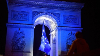 Francia retira bandera de la UE del Arco del Triunfo tras cr&iacute;ticas de la derecha