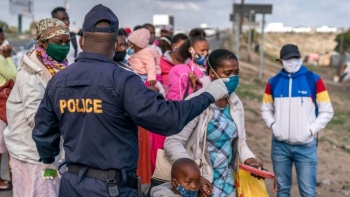 Pa&iacute;ses alivian el aislamiento para evitar par&aacute;lisis ante invasiva variante &oacute;micron