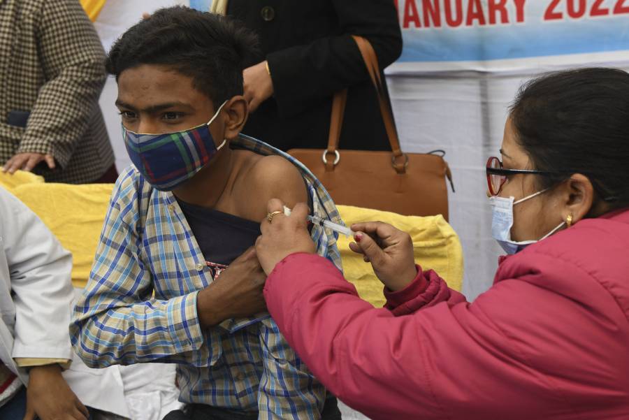 India comienza a vacunar a adolescentes por creciente temor por ómicron