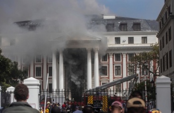 El incendio que arras&oacute; una parte del parlamento de Sud&aacute;frica se reactiva