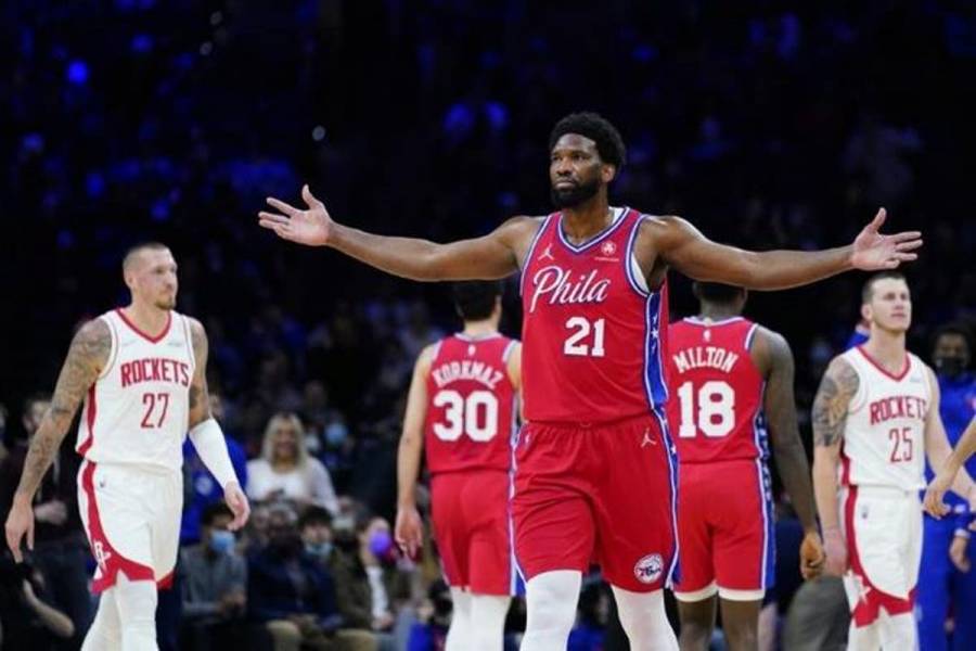 Joel Embiid comanda a los Sixers en triunfo ante Houston