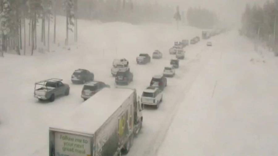 Fuerte nevada en EEUU bloquea a automovilistas 24 horas hasta su rescate